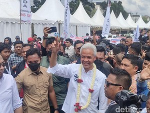Muncul Salam 4 Jari, Ganjar: Tunggu 14 Februari, Siapa Tahu 03 Satu Putaran