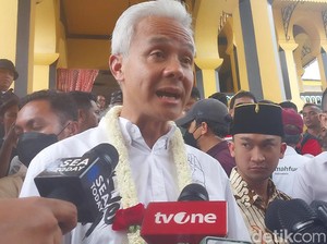 Muncul Gerakan Salam 4 Jari, Ini Respons Ganjar