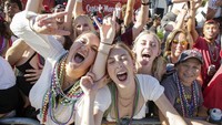 Parade Gasparilla meliputi gelaran musik, pernak-pernik hingga marching band membuat banyak orang bersorak gembira.