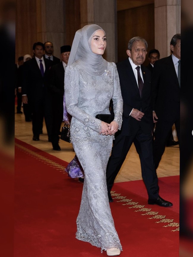 Adalah Teh Firdaus, desainer beberapa busana pengantinnya, yang merancangnya. Graceful in grey. Pengiran Anak Isteri Anisha Rosnah radiates elegance in our custom full lace short kurung, adorned with signature intricate details. Simply stunning! tulis pria asal Malaysia itu di Instagram. (Foto: Instagram/@support.anishaik)