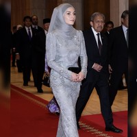 Adalah Teh Firdaus, desainer beberapa busana pengantinnya, yang merancangnya. Graceful in grey. Pengiran Anak Isteri Anisha Rosnah radiates elegance in our custom full lace short kurung, adorned with signature intricate details. Simply stunning! tulis pria asal Malaysia itu di Instagram. (Foto: Instagram/@support.anishaik)