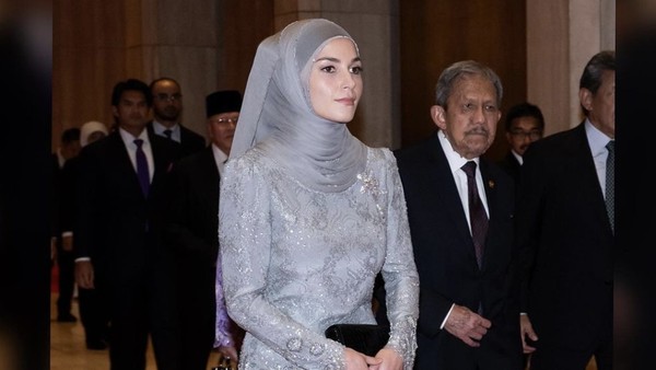 7 Gaya Anisha Rosnah Perdana Berhijab Setelah Dinikahi Pangeran Mateen