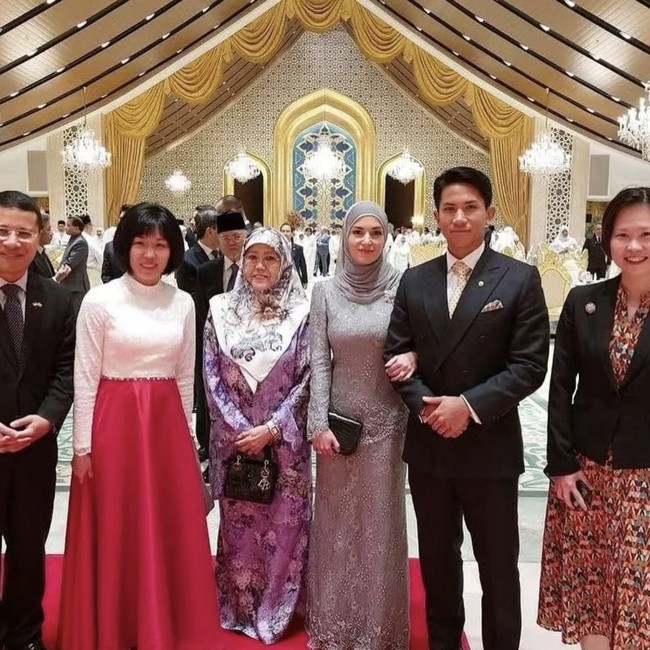 Penampilan tersebut lantas langsung banjir pujian di media sosial. Prince Mateen must be very proud of his beautiful, elegant & presentable wife, demikian salah satu komentar di akun fans @support.anishaik. (Foto: Instagram/@support.anishaik)