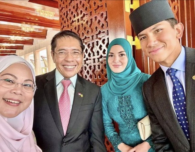 Jika selama prosesi royal wedding Anisha lebih sering memakai kerudung, kali ini ia mengenakan hijab senada yang menutupi hingga bagian leher. Tidak ketinggalan, sebuah clutch berwarna krem ikut menemani gayanya. (Foto: Instagram/@support.anishaik)