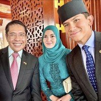 Jika selama prosesi royal wedding Anisha lebih sering memakai kerudung, kali ini ia mengenakan hijab senada yang menutupi hingga bagian leher. Tidak ketinggalan, sebuah clutch berwarna krem ikut menemani gayanya. (Foto: Instagram/@support.anishaik)