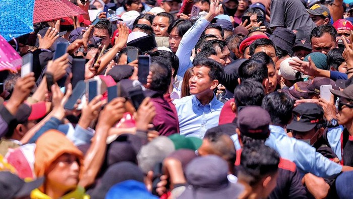 Gibran di antara ribuan buruh di HUT SPSI yang dirayakan di GOR Delta Sidoarjo.