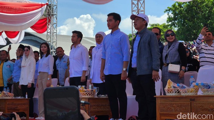 Gibran didampingi Khofifah Indar Parawansa dan Emil Dardak di Stadion Delta Sidoarjo. (Adrial/detikcom)