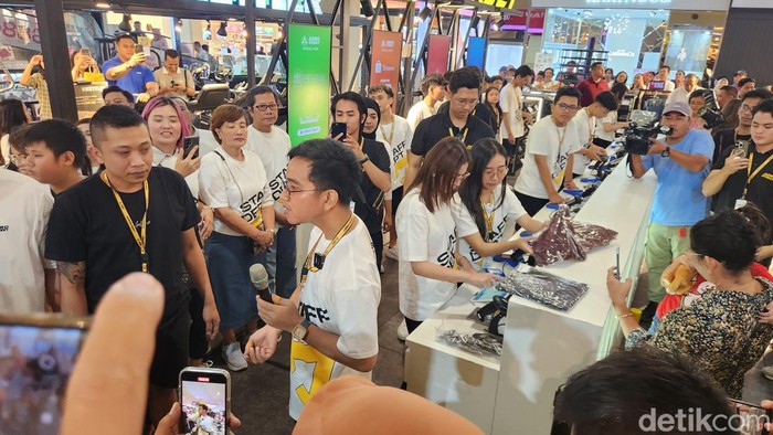 Gibran Rakabuming Raka dan istri menjadi kasir di gerai sepatu di Solo Paragon Mall, Solo, Jawa Tengah (Adrial/detikcom)