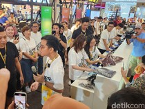 Momen Kocak Gibran dan Istri jadi Kasir di Toko Sepatu Lokal Solo