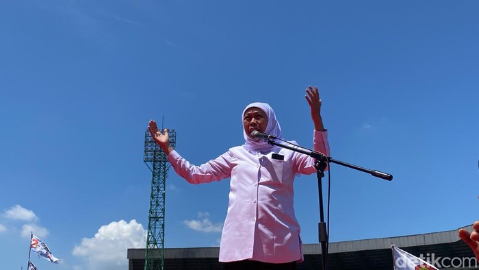 Gubernur Jatim Khofifah saat menemani Gibran menghadiri HUT serikat pekerja di Sidoarjo.