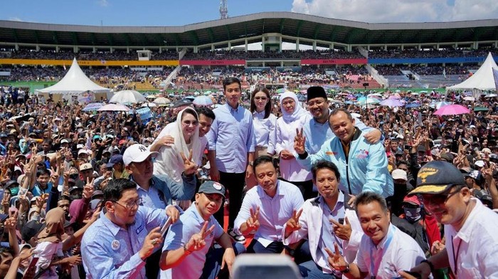 Gus Sadad, Ketua Gerindra Jatim (dua dari kanan atas) saat foto bareng Gibran, Cawapres 02 di GOR Delta Sidoarjo.
