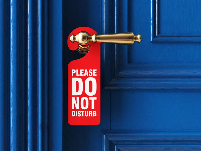 Tanda do not disturb di kamar hotel