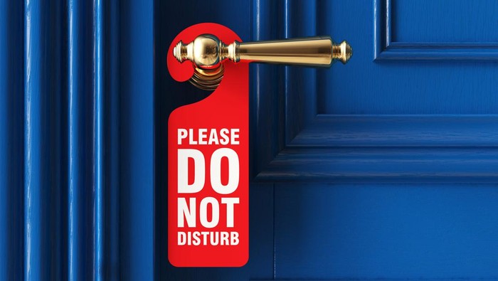 Tanda do not disturb di kamar hotel