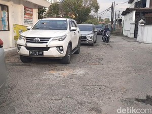 Jalan Ade Irma Suryani Medan yang Rusak Buat Pengguna Jalan Resah
