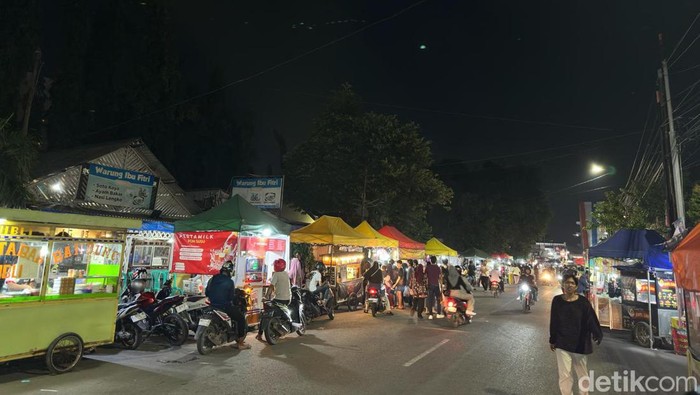 Jalan Moh Toha yang jadi surga jajanan di Kota Cirebon