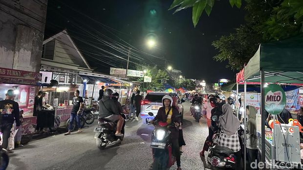 Jalan Moh Toha yang jadi surga jajanan di Kota Cirebon