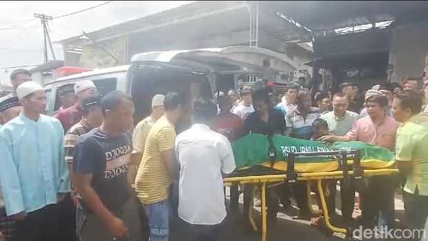 Jenazah korban tewas kecelakaan maut bus rombongan ziarah wali di Gresik tiba di Pandaan disambut tangis pilu keluarga.