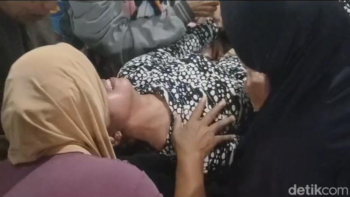 Jenazah korban tewas kecelakaan maut bus rombongan ziarah wali di Gresik tiba di Pandaan disambut tangis pilu keluarga.