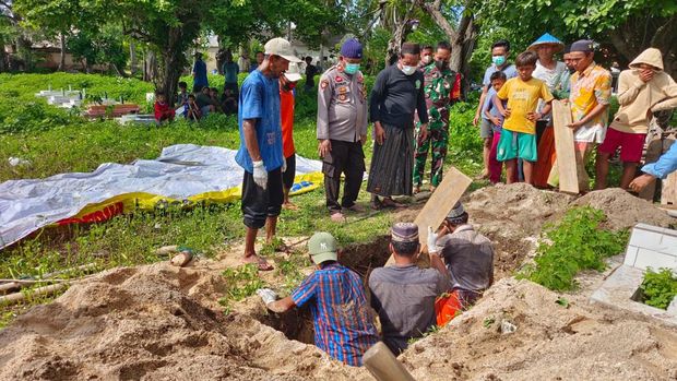 Jenazah mengapung di Pantai Sagubing Sumenep dipastikan ABK Putra Sumber Mas asal Lamongan.
