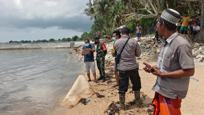 Jenazah mengapung di Pantai Sagubing Sumenep dipastikan ABK Putra Sumber Mas asal Lamongan.
