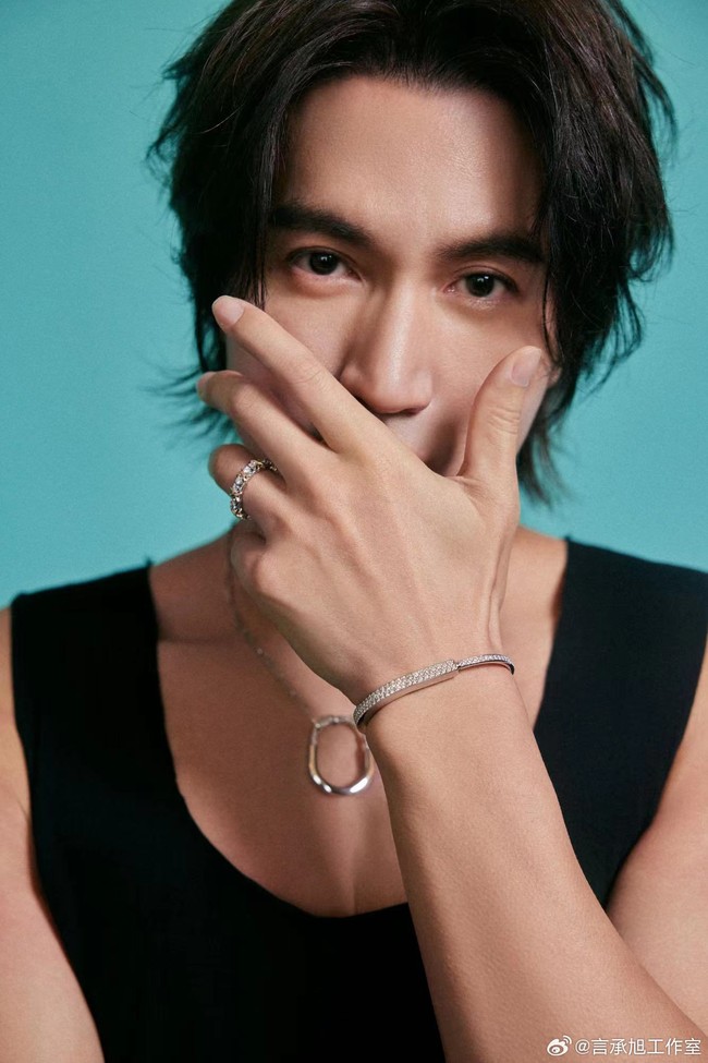 Jerry Yan diketahui menjalani gaya hidup sehat yang mungkin berkontribusi pada penampilannya yang awet muda. Seperti dilaporkan Online Today, dia sangat ketat menjalani diet dan an memastikan selalu olahraga setidaknya satu jam sehari demi menjaga fisik dalam kondisi prima. Foto: Dok. Tiffany & Co.