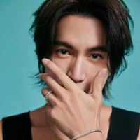 Jerry Yan diketahui menjalani gaya hidup sehat yang mungkin berkontribusi pada penampilannya yang awet muda. Seperti dilaporkan Online Today, dia sangat ketat menjalani diet dan an memastikan selalu olahraga setidaknya satu jam sehari demi menjaga fisik dalam kondisi prima. Foto: Dok. Tiffany & Co.