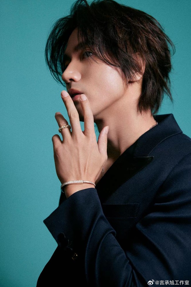 Tampak Jerry Yan menunjukkan sisi yang lebih maskulin dengan membiarkan jenggot tipis di wajah. Ada yang berkomentar, Emang boleh seawet muda ini. Foto: Dok. Tiffany & Co.