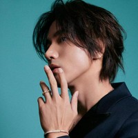 Tampak Jerry Yan menunjukkan sisi yang lebih maskulin dengan membiarkan jenggot tipis di wajah. Ada yang berkomentar, Emang boleh seawet muda ini. Foto: Dok. Tiffany & Co.