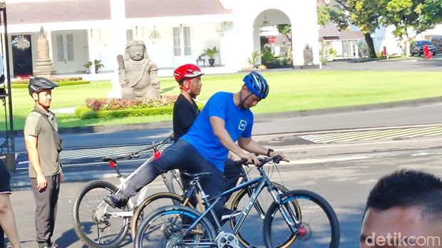 Jokowi bersepeda bersama AHY di Jogja, Minggu (28/1/2024).