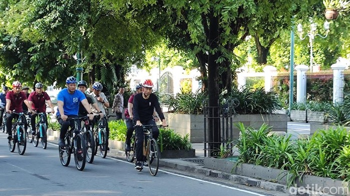 Jokowi bersepeda bersama AHY di Jogja, Minggu (28/1/2024).