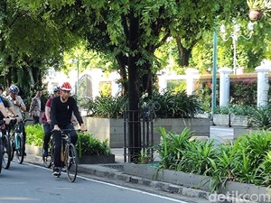 Jokowi Gowes Ditemani AHY di Malioboro Jogja