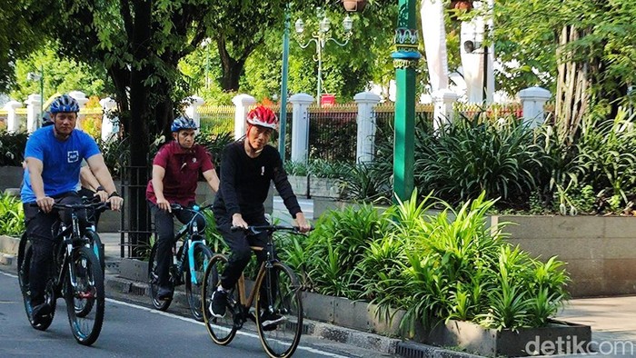 Jokowi bersepeda bersama AHY di Jogja, Minggu (28/1/2024).