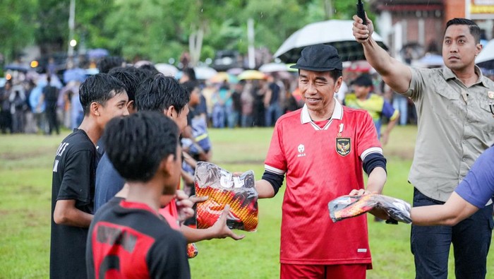 Jokowi, Kaesang, Raja Juli main bola bareng di Sleman (dok.istimewa)
