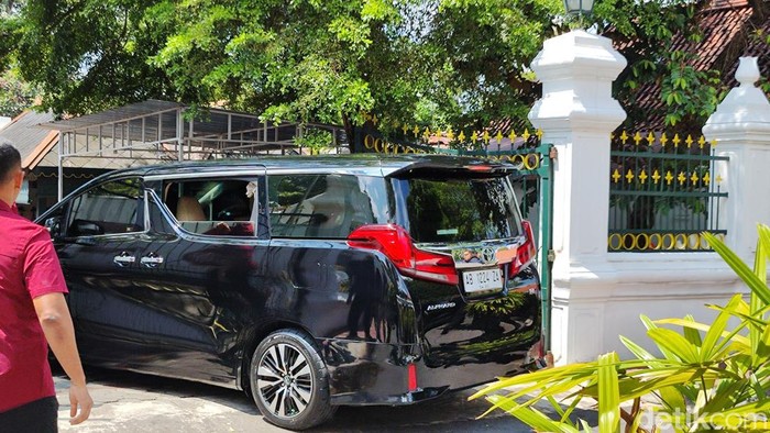 Jokowi mengunjungi kediaman Sultan Hamengu Buwono X di Jogja, Minggu (28/1/2024).