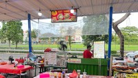 Salah satu yang bisa ditemui penjual kwetiau Pontianak atau disebut KCKT. Warung makan ini menawarkan beragam kuliner Pontianak yang halal dan autentik. Foto: Detikcom / Atiqa Rana