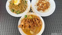 Ini dia beberapa hidangan Pontianak yang mereka tawarkan. Pilihannya lengkap, ada KCKT atau kengcie kwetiau, sate kuah, hingga nasi telur Pontianak yang pakai ebi.  Foto: Detikcom / Atiqa Rana