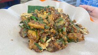 Makanan gurih lainnya yang bisa ditemui adalah Ca Ko Kue atau sering disebut carrot cake. Terdiri dari tepung beras berbentuk kotak kecil, dilengkapi kuchai, bawang putih goreng, dan ditumis dengan bumbu sampai harum. Foto: Detikcom / Atiqa Rana