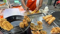 Kamu juga bisa menemukan penjual bakwan goreng Pontianak di sini. Pilihannya ada bakwan goreng udang sampai ebi. Harganya sekitar Rp 5 ribuan. Foto: Detikcom / Atiqa Rana