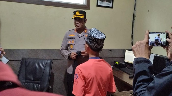 Kapolres Parepare AKBP Arman Muis saat menerima laporan siswa hafiz disetrika gurunya.
