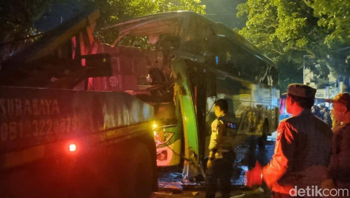 Bus rombongan ziarah wali menabrak truk tronton di Jalan Raya Bungah, Gresik pada Sabtu (27/1/2024) sekitar pukul 21.50 WIB,5 orang tewas dalam kejadian ini.
