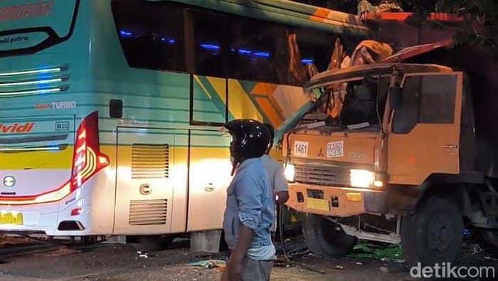 Bus rombongan ziarah wali menabrak truk tronton di Jalan Raya Bungah, Gresik pada Sabtu (27/1/2024) sekitar pukul 21.50 WIB,5 orang tewas dalam kejadian ini.