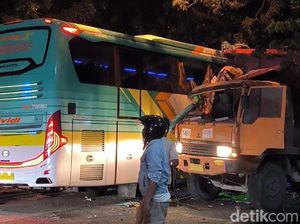 Penumpang Tewas Terjepit Usai Laka Bus di Gresik, Warga Dengar Takbir
