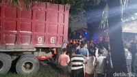 Kecelakaan bus di Jalan Bungah, Gresik tersebut dengan dump truk tronton bernopol L 9310 UU dari arah sebaliknya. dari keterangan kepolisian penyebab kecelakan diduga karena sopir bus mengantuk.