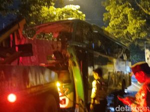 Bus Tabrak Truk di Gresik Tewaskan 2 Orang gegara Sopir Ngantuk