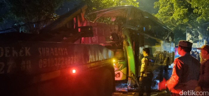 kecelakaan di gresik bus pariwisata tabrak truk