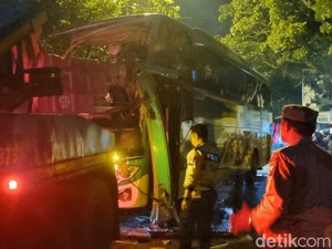 Korban Tewas Bus Tabrak Truk di Gresik Bertambah Jadi 5 Orang