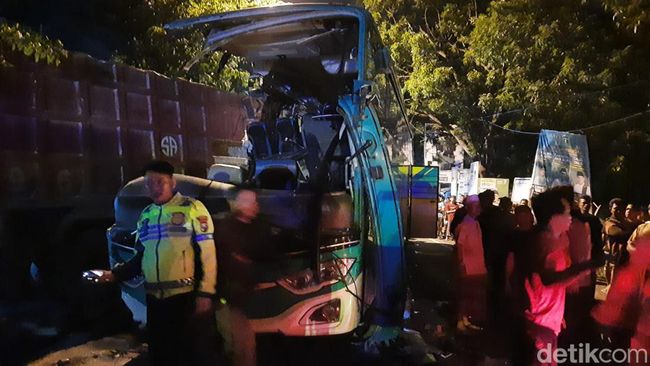 kecelakaan di gresik bus tabrak truk