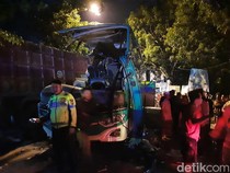 Tragedi 5 Peziarah Meninggal Usai Bus yang Ditumpangi Tabrak Truk di Gresik