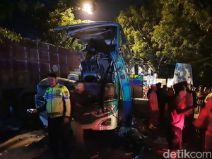 Pilu Anak Penumpang Bus Merintih Cari Ayah Usai Laka Maut di Gresik