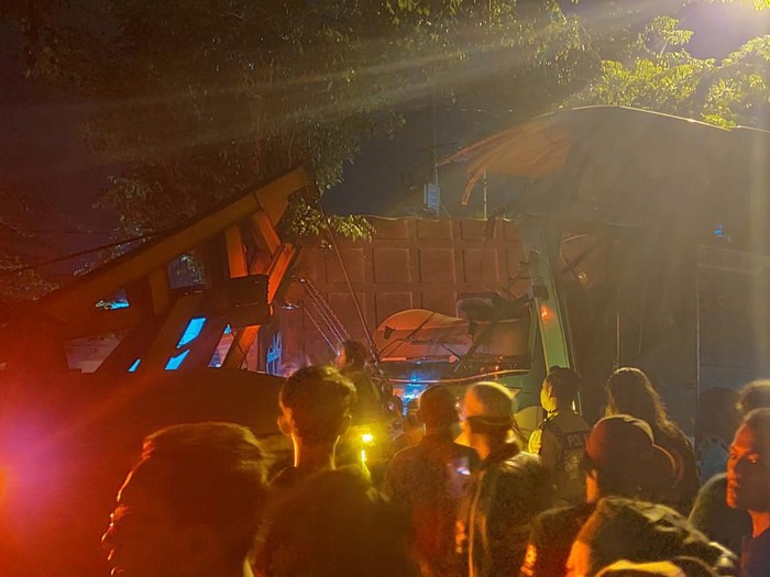 Bus rombongan ziarah wali menabrak truk tronton di Jalan Raya Bungah, Gresik hingga menewaskan 4 orang, Sabtu (27/1/2024) sekitar pukul 21.50 WIB. Sebelum kecelakaan terjadi, sopir bus sempat diminta penumpang untuk istirahat.